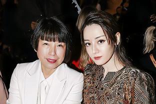 The picture <span style='color:red'>of</span> Dili Reba's Paris <span style='color:red'>Fashion</span> <span style='color:red'>week</span> was exposed, watching the show with Deng Ziqi in the same