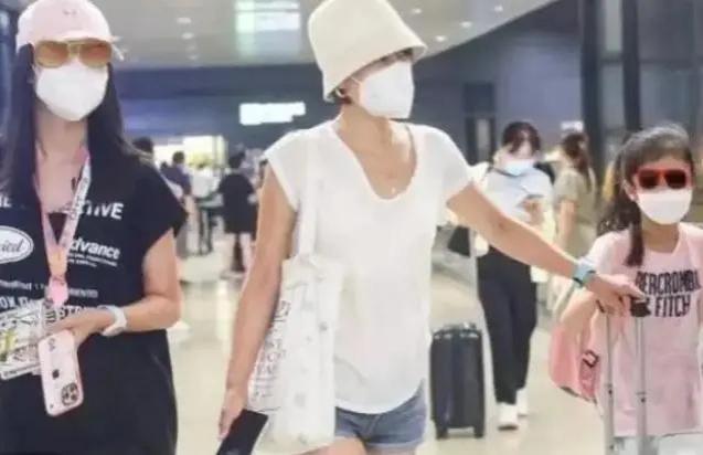 The 47-year-old attended the special show of "Fengshen" and walked with his daughter at the airport.