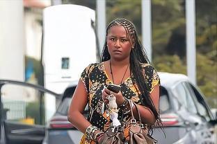 Obama's daughter Sasha's outfit has been criticized for being too crowded and complicated accessories make her look old.