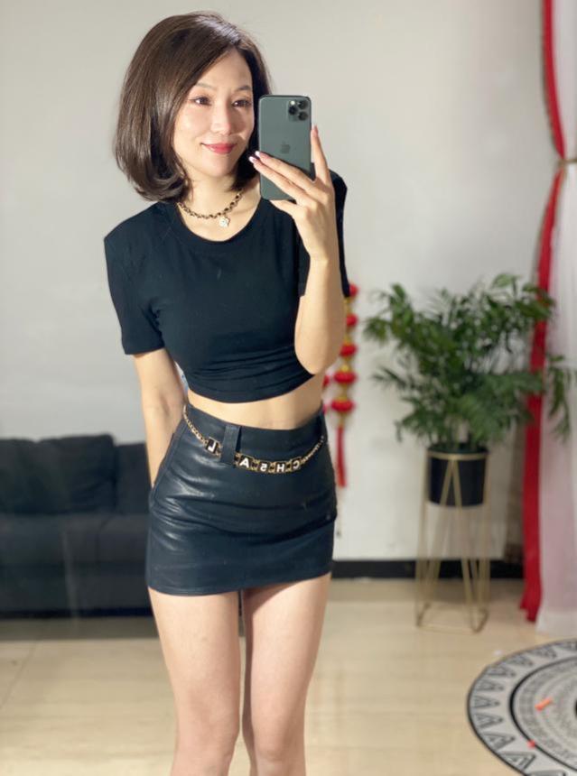 Charm from the inside out: black leather skirts and high heels for a 40-year-old woman